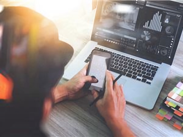 ​一男子因利用 AI 撰写色情小说被判刑十个月，非法获利超两万元