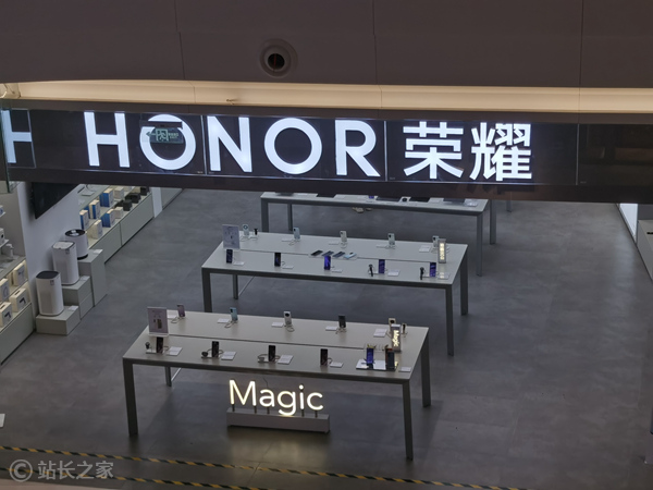 荣耀YOYO融合阿里大模型 定义下一代AI操作系统