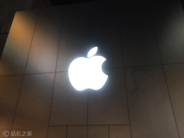 ​苹果重组AI高管团队，Siri升级推迟至2026年