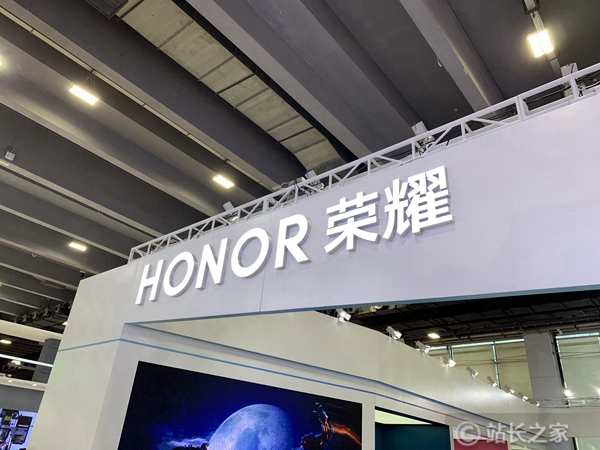 荣耀与阿里在AI领域展开合作 千问、万相等已接入YOYO智能体