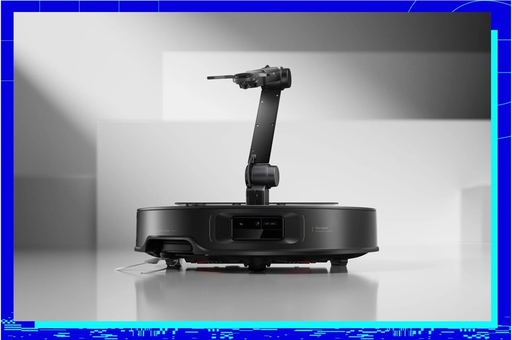 Roborock Saros Z70这款机器人吸尘器配有爪臂，非常适合捡起脏袜子