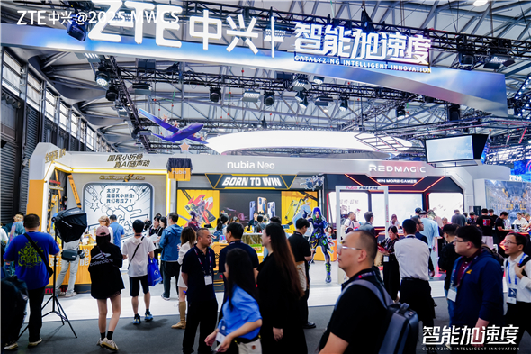 中兴通讯AI终端亮相2025MWC上海，打造“科技+文化”融合新范式