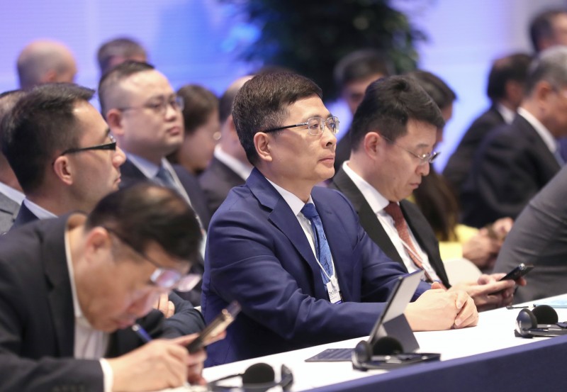 周云杰出席2025年夏季达沃斯论坛 探讨中国AI发展路径