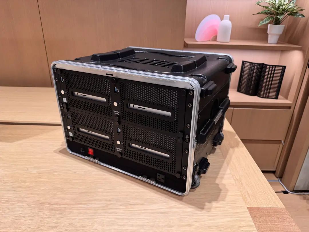 俩人拼出 40 万的 Mac Studio「缝合怪」，双开满血 DeepSeek 不在话下