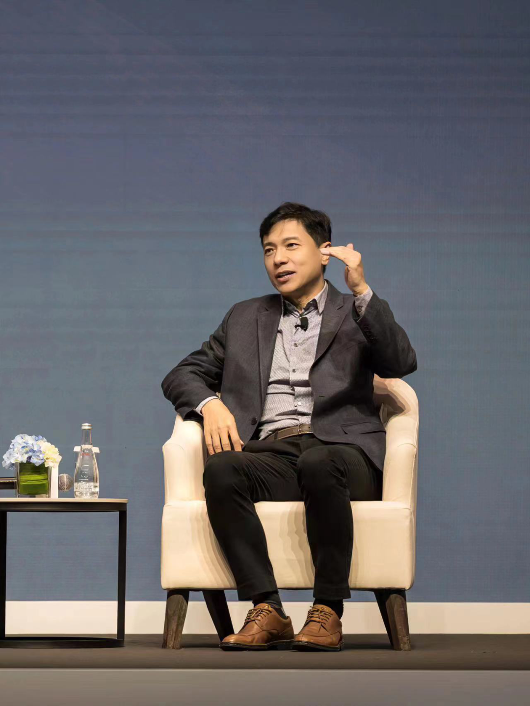 英伟达黄仁勋说“我们正处于AI的iPhone时刻