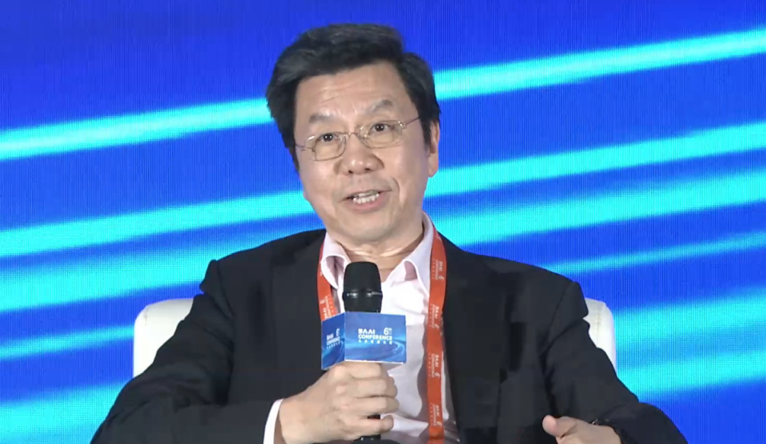 在2024北京智源大会上，李开复表示：零一万物坚决做to C，坚决不做赔钱的to B
