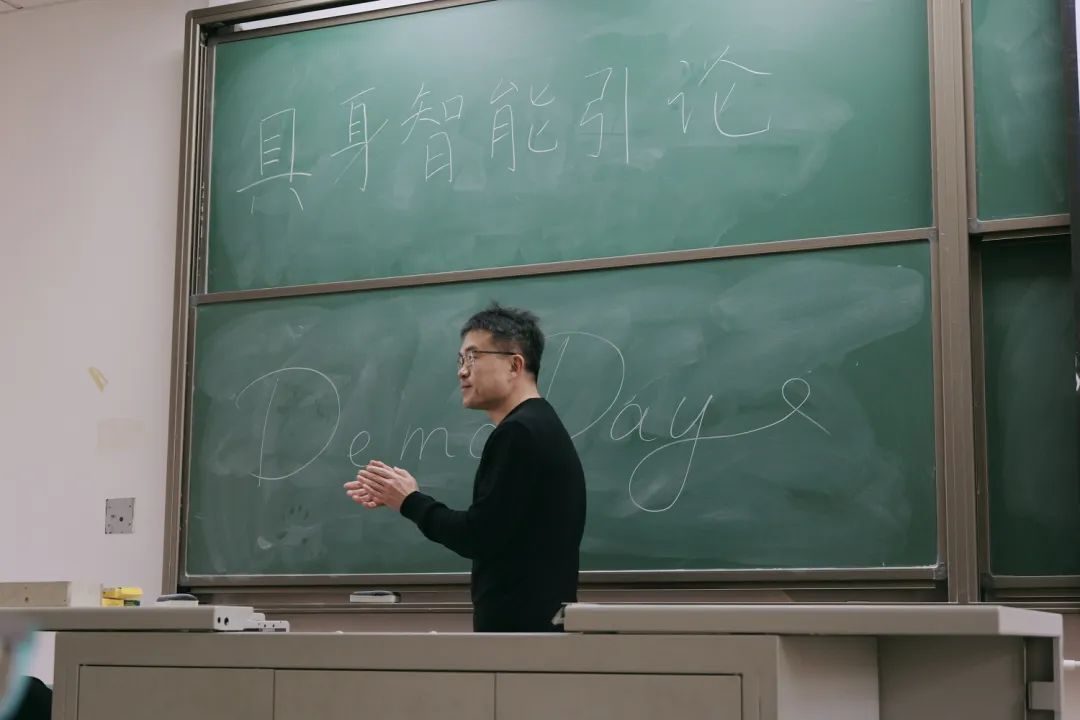 2024年秋季学期最后一节AI课，80多位复旦同学人手一个机器人 | 人工智能赋能高等教育