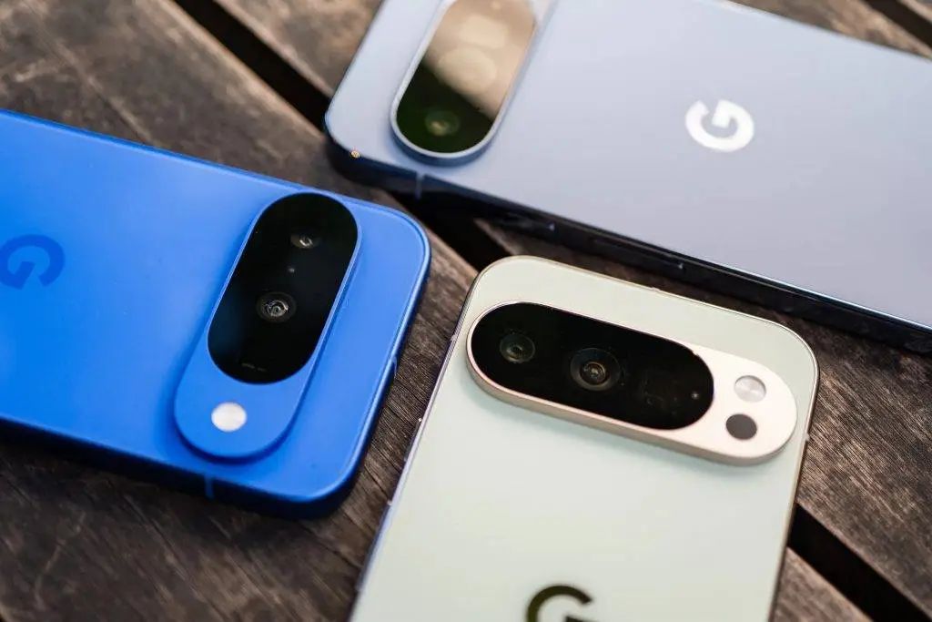 Google Pixel 10 评测汇总：AI 用得爽，就是 AI 手机了吗？