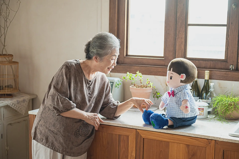 韩国给独居老人发 AI 玩偶，24h 陪伴 + 健康监测
