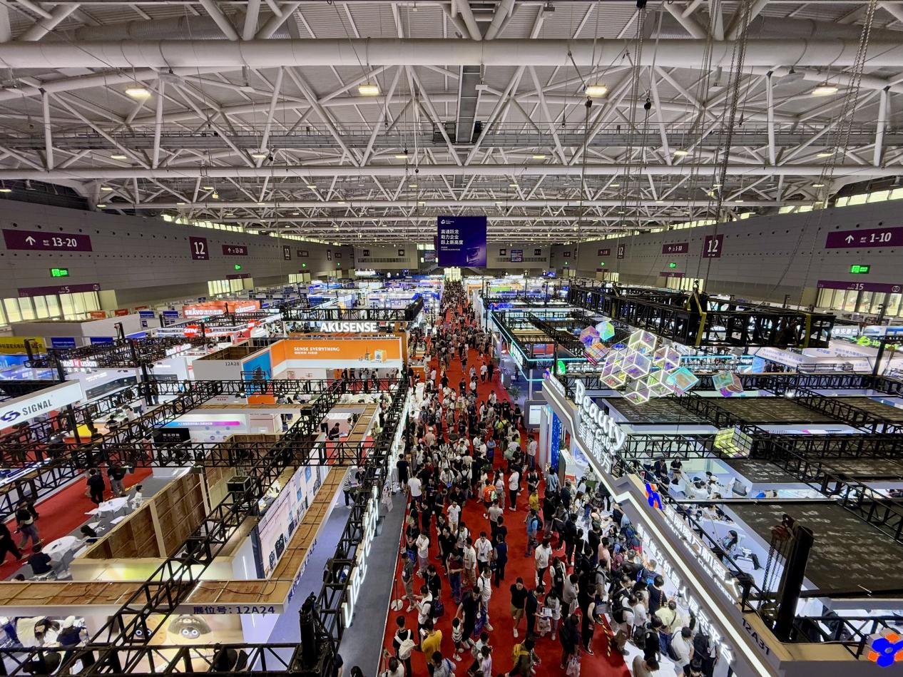 留凤科技携生命大模型“醒来”首次亮相AI展