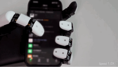 清华系前腾讯Robotics X核心成员创业，业内首款能“单手玩手机”的灵巧手来了｜涌现新项目
