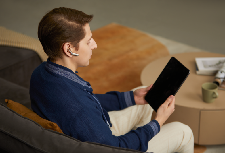 “骨声纹+同传”，时空壶 W4 AI 同传耳机创新黑科技